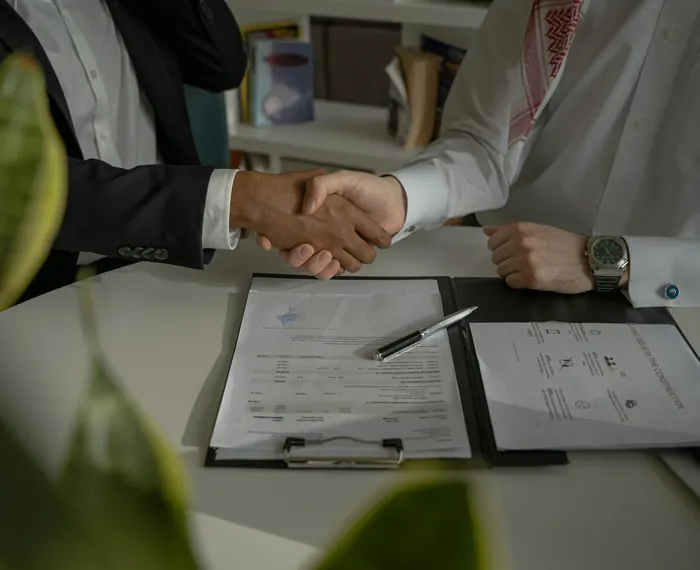 La firma di un contratto al termine di un appuntamento