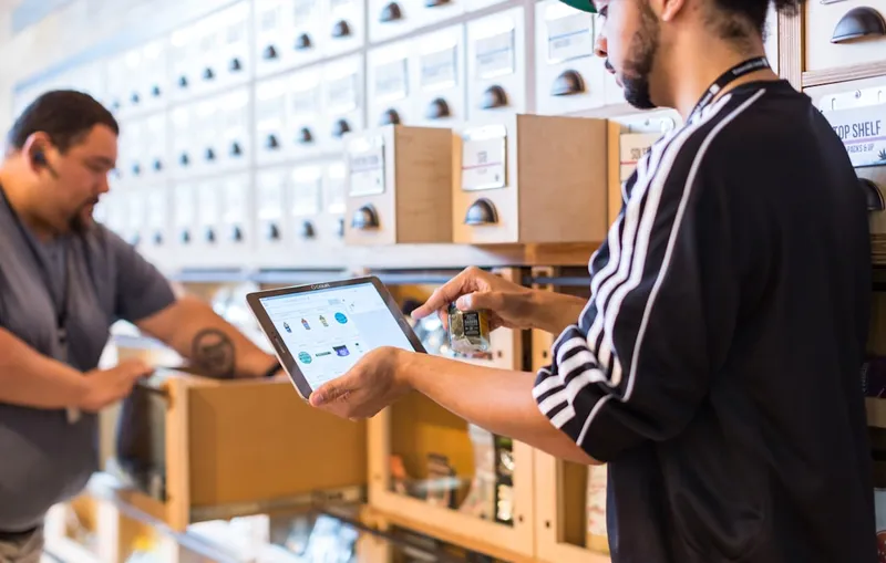 Presentazione sul tablet al banco di un'attività commerciale